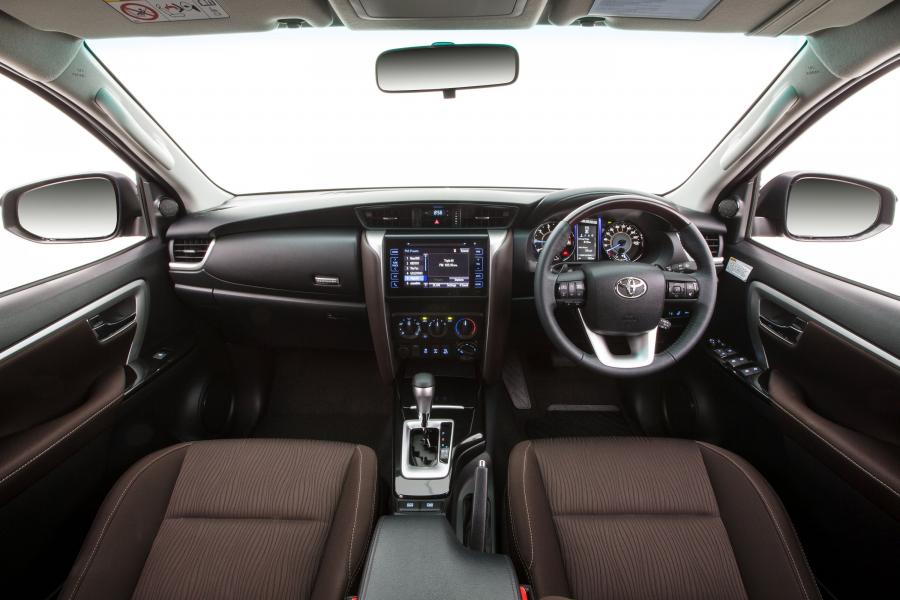 Торпедо Toyota Fortuner GXL (AN160) 2015 года  (AU) (фото 3 из 14)